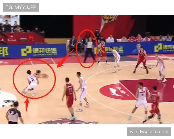 拉人犯规判罚标准及裁判处罚原则详解