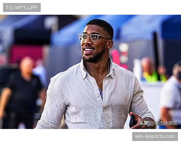 安东尼·约书亚晚上豪宅里大秀健身房，隔壁邻居睡不着了吧？