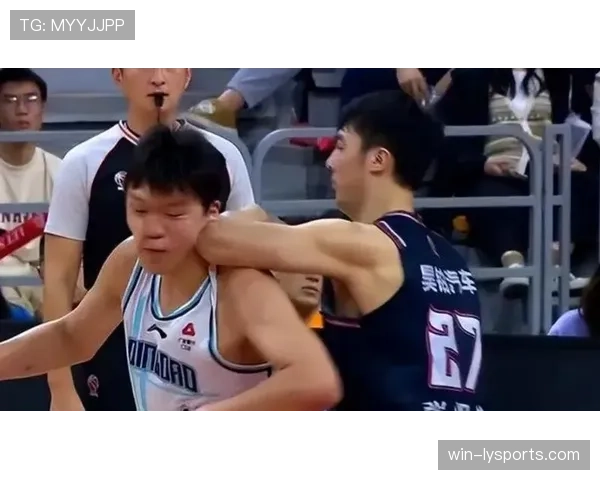 故意肘击犯规判罚为何屡屡引发争议？规则细节全解析